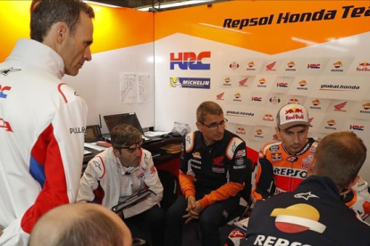 Alberto Puig, máximo responsable deportivo de Honda, participa en una reunión en el rincón de Jorge Lorenzo.