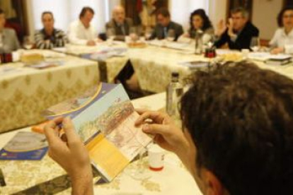 Francisco Fernández y Susana Travesí presiden la reunión con los hosteleros.