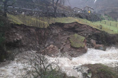 La fuerza del río se ha llevado por delante parte de la ladera que sustenta la carretera de Caín. CAMPOS