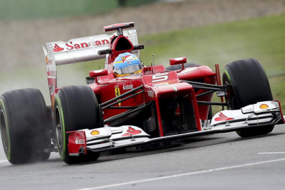 Alonso conduce su monoplaza durante la sesión cronometrada del Gran Premio de Alemania.