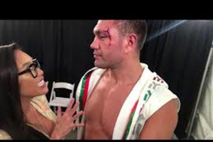 El boxeador Pulev con la entrevistadora en Las vegas.