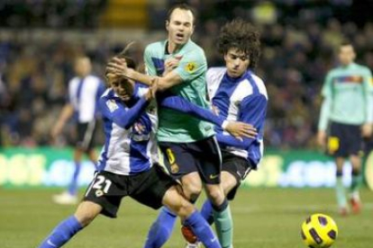 Iniesta lucha por un balón con Cortés y Tote.