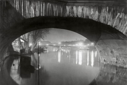 Vista desde el Pont Royal hacia el Pont Solférino, fotografía tomada por Brassaï en 1933.