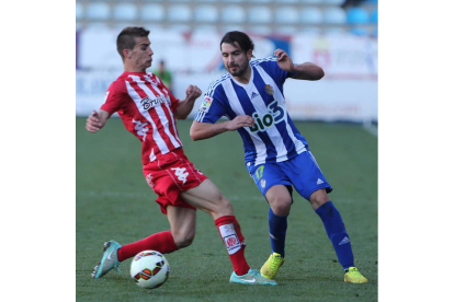 Andy, a la derecha, lucha por el balón frente a un jugador del Girona FC.