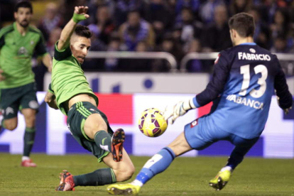 Charles trata de superar a Fabricio, portero del Deportivo.