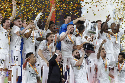 Los jugadores del Real Madrid celebran el título de Copa del Rey, después de derrotar a un gran Osasuna en la final con dos goles del brasileño Rodrygo. JULIO MUNOZ