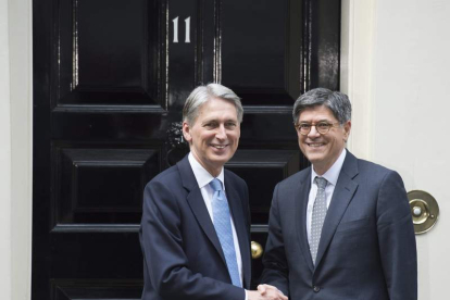 Philip Hammond, con el secretario del Tesoro de EE UU, en el 10 de Downing Street. WILL OLIVER,