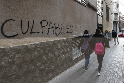 Pintada en la pared del colegio de los Maristas de Sants de Barcelona  en contra la pederastia