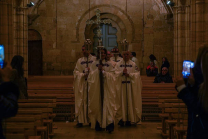La Cofradía del Milagroso Pendón de San Isidoro realizó este sábado por la noche la presentación de los diez hermanos y hermanas. MIGUEL F. B.