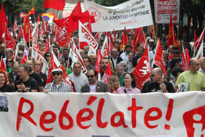 Un millar de personas secundaron la convocatoria de manifestación en contra de los Presupuestos del Estado.