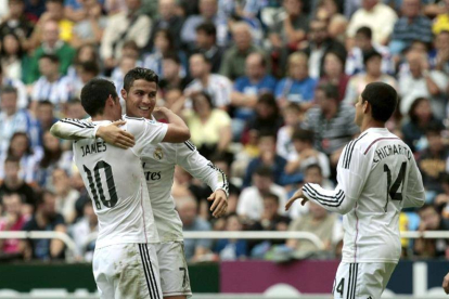 James Rodríguez, Cristiano Ronaldo y "Chicharito" Hernández celebran uno de los goles ante el Deportivo.