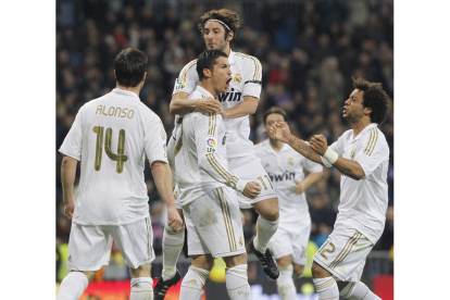 Ronaldo celebra su primer gol, segundo de su equipo, junto a Xabi Alonso, Granero y Marcelo.