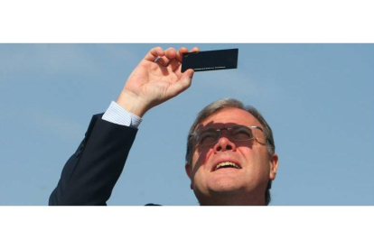 Antonio Silván observando el eclipse de sol.
