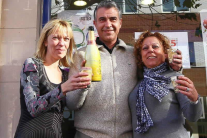 Los loteros que distribuyeron parte dle segundo premio en León celebran su suerte.