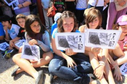 Tres alumnas de Jorque Marqués con los carteles en memoria del profesor fallecido.