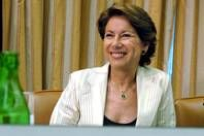 La ministra de Fomento, Magdalena Álvarez, en su comparecencia en la Comisión de Fomento y Vivienda