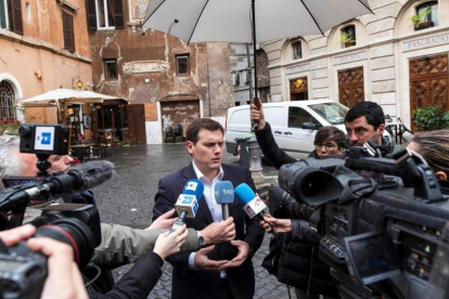 Albert Rivera  durante un encuentro con los corresponsales espanoles en Roma tras su reunión con Mateo Renzi.
