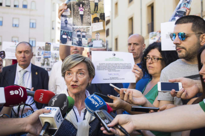 Los portavoces y el arquitecto, ‘escoltados’ por miembros de la plataforma. FERNANDO OTERO PERANDONES