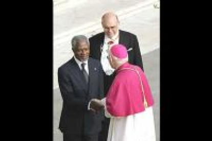 Numerosos mandatarios han acudido a Roma para asistir al funeral de Juan Pablo II, como Kofi Anan que es recibido por el Obispo James Harvey.