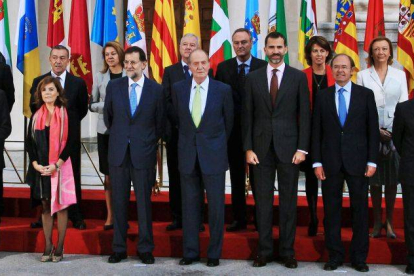 Los presidentes de las Comunidades Autónomas, posan en la foto protocolaria.