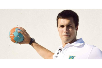 Jon Azkue, jugador del Bidasoa, es uno de los mayores talentos jóvenes del balonmano nacional en el puesto de central