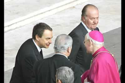 El presidente del gobierno español, José Luis Rodríguez Zapatero, saluda al Obispo James Harvey ante la mirada del Rey Don Juan Carlos.