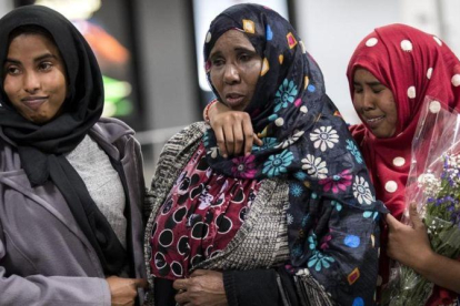 Dos hermanas somalís a las que denegaron el acceso a EEUU tras el veto migratorio de Trump son recibidas por su madre en el aeropuerto de Chantilly, Virginia.