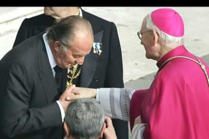 El Rey Don Juan Carlos besa al obispo James Harvey, que fue el encargado de recibir a todas las personalidades internacionales.