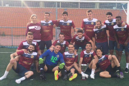 El Mishiara celebra el título logrado y su clasificación para el campeonato de España. DL
