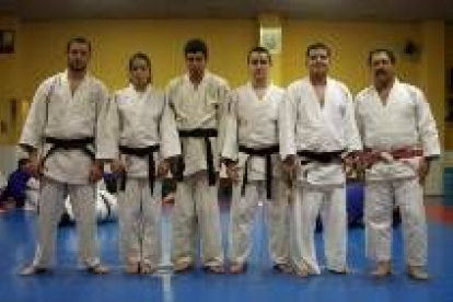 Los cinco judocas leoneses con su Maestro José Antonio Terán