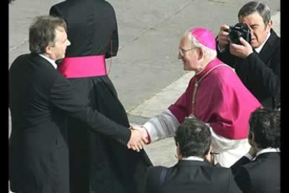 El Príncipe Carlos de Inglaterra saluda al Obispo. Carlos y Camila suspendieron su boda para asistir al funeral de Juan Pablo II.