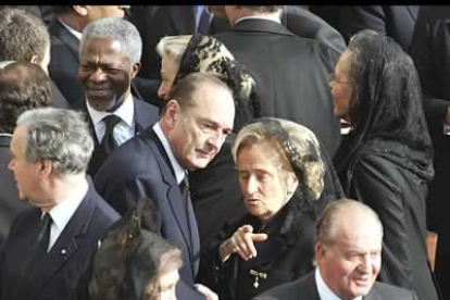 El Presidente francés Jacques Chirac charla con su mujer antes del funeral por el Papa.