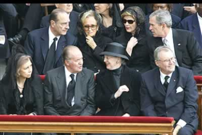 Los Reyes Don Juan Carlos y Doña Sofía asisten al funeral. Detrás el presidente de EE.UU Bush.