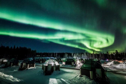 Una  Aurora Boreal se ve en el cielo sobre Arctic Snowhotel en Rovaniemi Finlandia