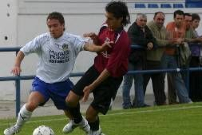 Edgar, a la izquierda, pugna con un jugador del equipo salmantino por la posesión del balón