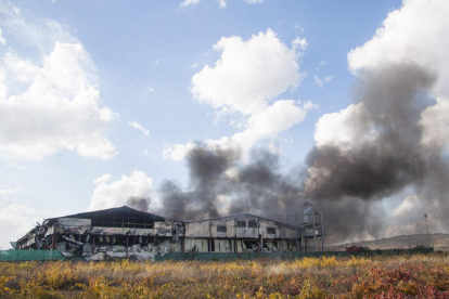 La fábrica-incubadora del Grupo Oblanca ardió el jueves pasado. F. OTERO PERANDONES