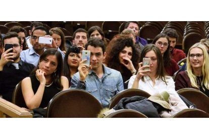 Un grupo de alumnos de Erasmus en la Universidad de León. DL