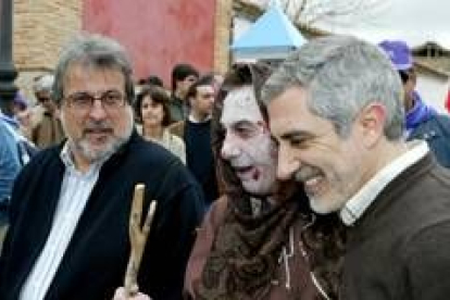 González, izquierda, y Llamazares, derecha, en la campa