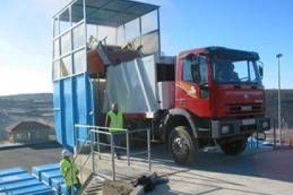 El camión de basura del Ayuntamiento de Cistierna fue el primero en verter en la planta de basuras