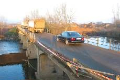 El vehículo se precipitó al vacío tras derribar varios metros de la protección del puente