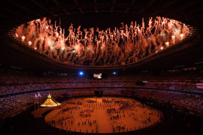 Fuegos artificiales durante la ceremonia de inauguración de los Juegos Olímpicos de Tokio 2021. EFE/EPA/CIRO FUSCO