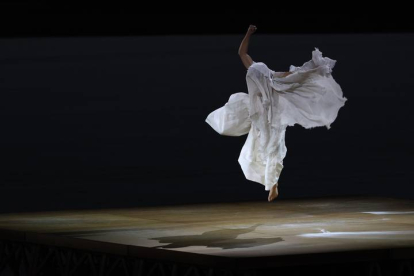 Bailarines actúan durante uno de los espectáculos de la ceremonia inaugural de los Juegos Olímpicos de Tokio 2020, este viernes en el Estadio Olímpico, que no contará con la presencia de público en las gradas. EFE/ Enric Fontcuberta