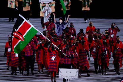 Representantes de la delegación de Kenia desfilan durante la ceremonia inaugural de los Juegos Olímpicos de Tokio 2020, este viernes en el Estadio Olímpico. EFE/ Juan Ignacio Roncoroni
