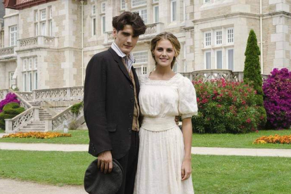 Jon González y Amaia Salamanca en una imagen promocional de la serie.