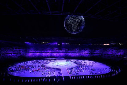 Un conjunto de drones sobrevuela el Estadio Olímpico formando un mapamundi.  EFE/EPA/Zsolt Czegledi