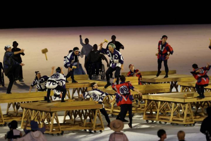 Artistas actúan durante la ceremonia inaugural de los Juegos Olímpicos de Tokio 2020, este viernes en el Estadio Olímpico, que no contará con la presencia de público en las gradas. EFE/ Enric Fontcuberta