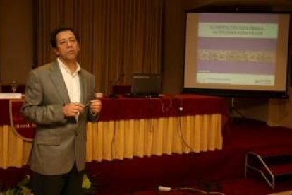 Jesús Román Martínez, en un momento de la jornada de nutrición que impartió ayer en León