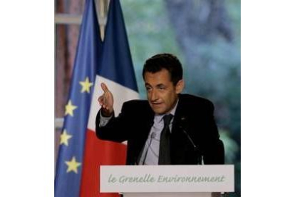 El presidente francés Sarkozy durante su intervención en el Elíseo