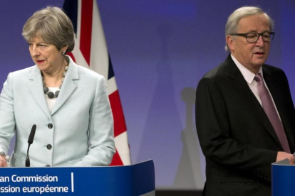 La primera ministra británica, Theresa May,  junto al presidente de la Comisión Europea, Jean-Claude Juncker.