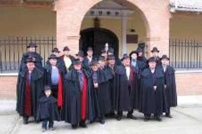 Los miembros de la cofradía de San Antón ayer antes de entrar en la ermita para honrar a su patrón